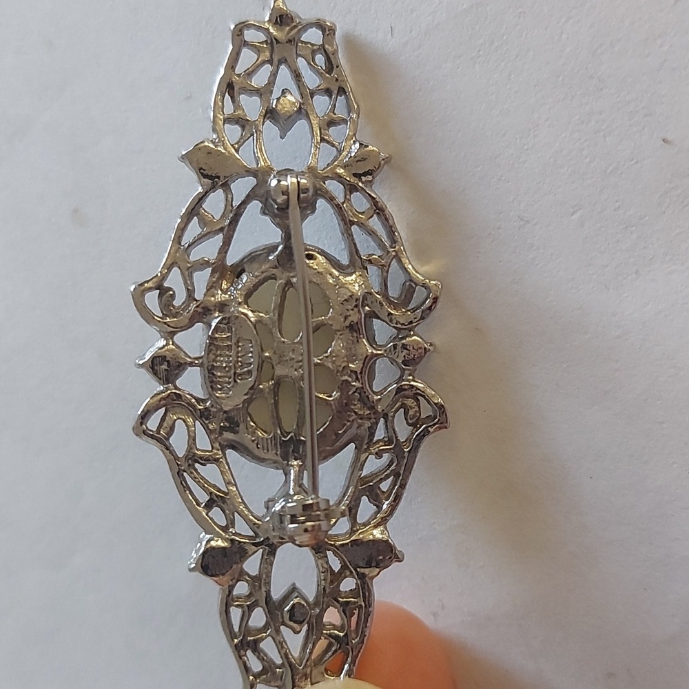 Michelle Lynn elegant Silver and Cream Brooch - Picture 4 of 5